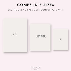 Op de afbeelding: Drie witte rechthoeken met tekst die de beschikbare formaten aangeeft: A4, Letter en A5. De tekst "COMES IN 3 SIZES" staat bovenaan de afbeelding. De tekst "USE THE ONE YOU ARE MOST COMFORTABLE WITH" staat onder de tekst "COMES IN 3 SIZES". De tekst "KATACOSMIC DESIGN" staat onderaan de afbeelding.