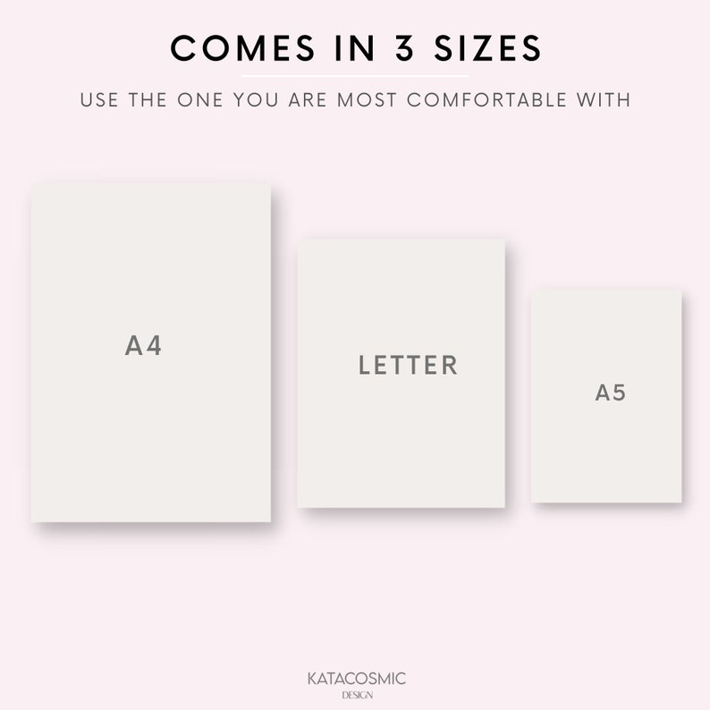 Op de afbeelding: Drie witte rechthoeken met tekst die de beschikbare formaten aangeeft: A4, Letter en A5. De tekst "COMES IN 3 SIZES" staat bovenaan de afbeelding. De tekst "USE THE ONE YOU ARE MOST COMFORTABLE WITH" staat onder de tekst "COMES IN 3 SIZES". De tekst "KATACOSMIC DESIGN" staat onderaan de afbeelding.