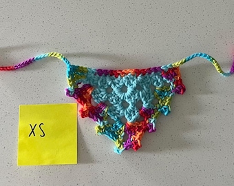 Gehaakte veelkleurige en blauwe hondenbandana X-Small (8-15 pond) - fysiek item