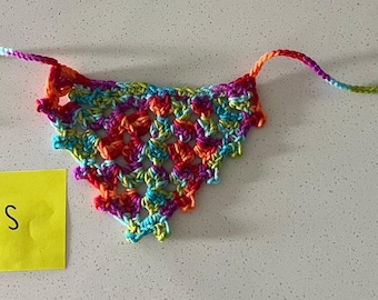 Gehaakte veelkleurige hondenbandana klein (15-30 pond) - fysiek item