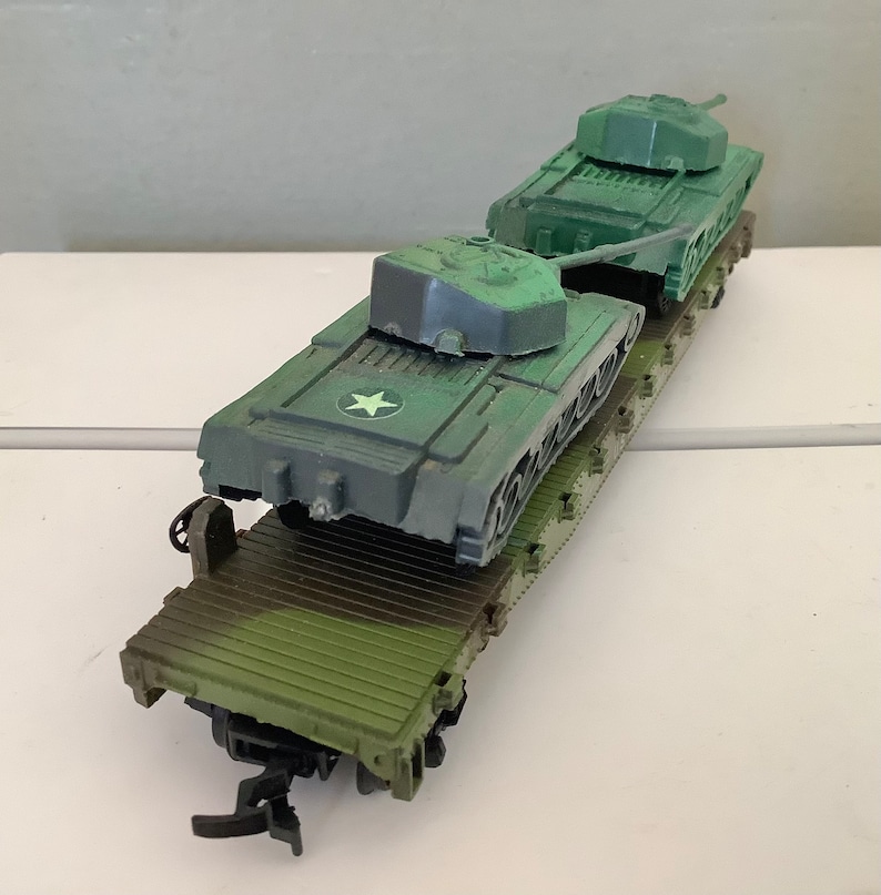 HO Scale Train Car, Army Tanks on US Army Flatcar, HO Scale Army