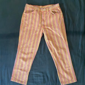 K&ouml;nnte beinhalten: Mehrfarbige gestreifte Hose mit hoher Taille und gerader Beinweite. Die Hose ist aus einem leichten Stoff gefertigt und hat einen l&auml;ssigen Look.