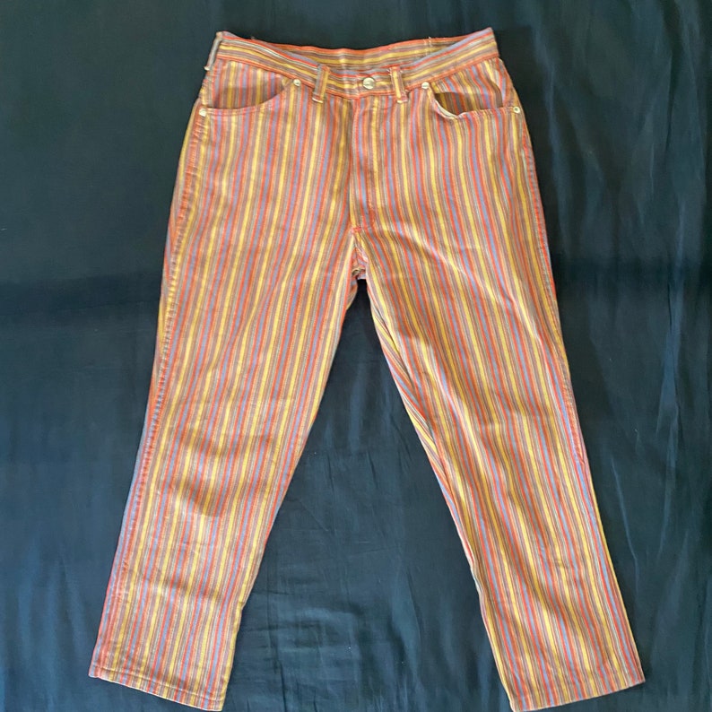 K&ouml;nnte beinhalten: Mehrfarbige gestreifte Hose mit hoher Taille und gerader Beinweite. Die Hose ist aus einem leichten Stoff gefertigt und hat einen l&auml;ssigen Look.