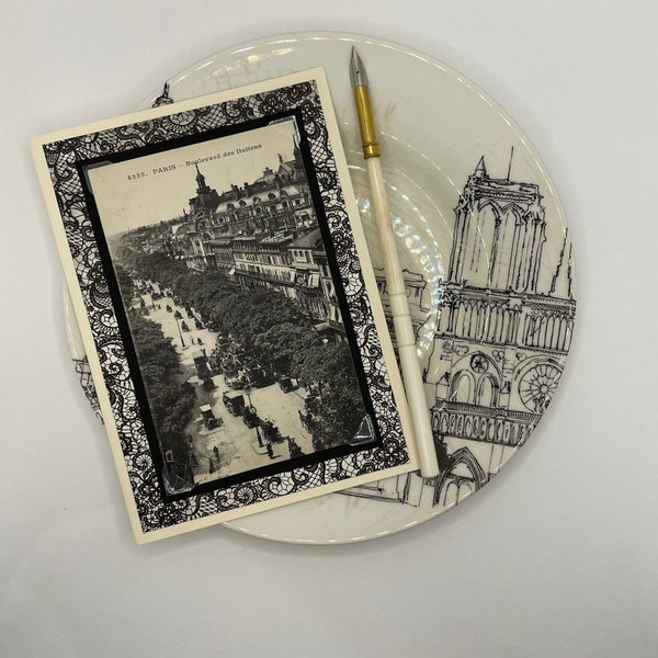 Carte de voeux à l'ancienne faite main avec une carte postale française vintage originale du début des années 1900, les grands boulevards de Paris