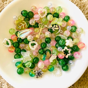 Kit de joyería DIY con mezcla de cuentas Fairycore, cuentas acrílicas de vidrio verde y rosa.