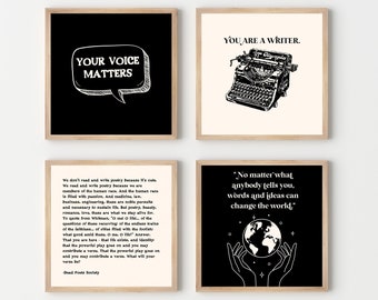 Può includere: Quattro stampe d'arte da parete stampabili in bianco e nero con citazioni ispiratrici per scrittori. La prima stampa dice "La tua voce conta" in un fumetto. La seconda stampa dice "Sei uno scrittore" con un'illustrazione di una macchina da scrivere vintage. La terza stampa contiene una citazione sulla poesia. La quarta stampa dice "Non importa cosa ti dice nessuno, le parole e le idee possono cambiare il mondo." con un'illustrazione di mani che tengono un globo terrestre.