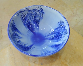 Grote ceramische kom, handgemaakte keramische serveerschaal, fruitschaal, blauwe kom. Decoratieve Kom. Kom met druiven.