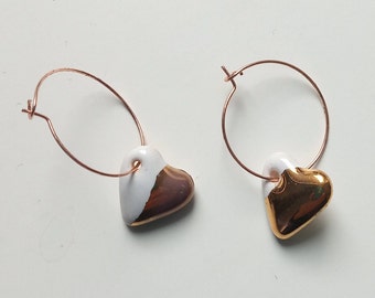 Boucles d'oreilles délicates en forme de coeur blanc avec lustre doré, bijoux minimalistes, cadeau de fête des mères fait main, boucles d'oreilles uniques