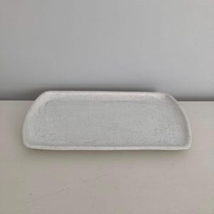 Handgefertigte rechteckige Servierplatte aus Keramik – Minimalistisches weißes Serviertablett – Modernes Geschirr Bild 6