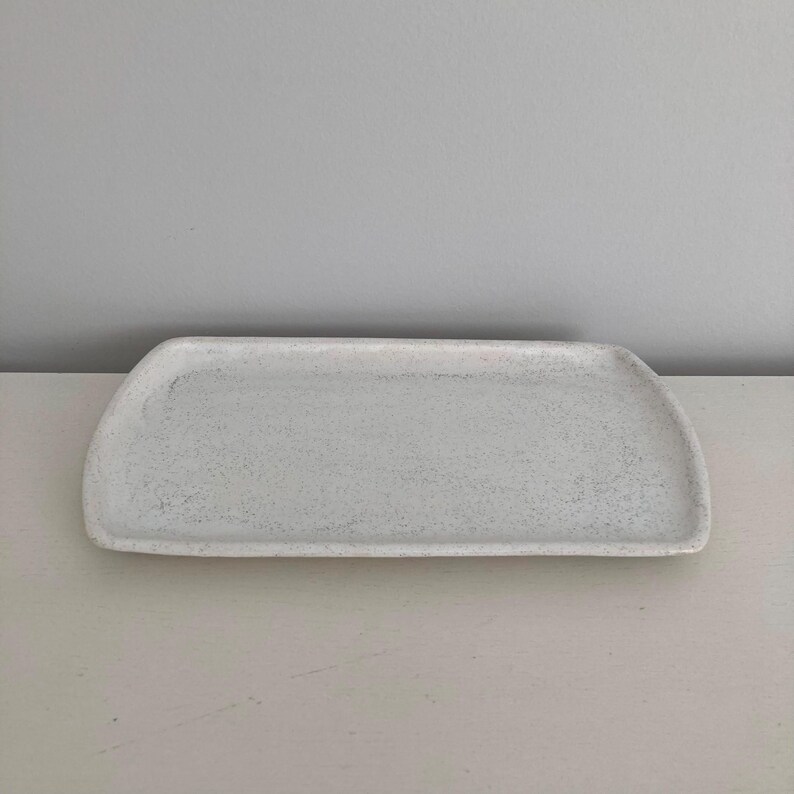 Handgefertigte rechteckige Servierplatte aus Keramik – Minimalistisches weißes Serviertablett – Modernes Geschirr Bild 6