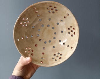 Scolapasta per frutti di bosco, beige, in gres artigianale, decorazione rustica per la cucina.