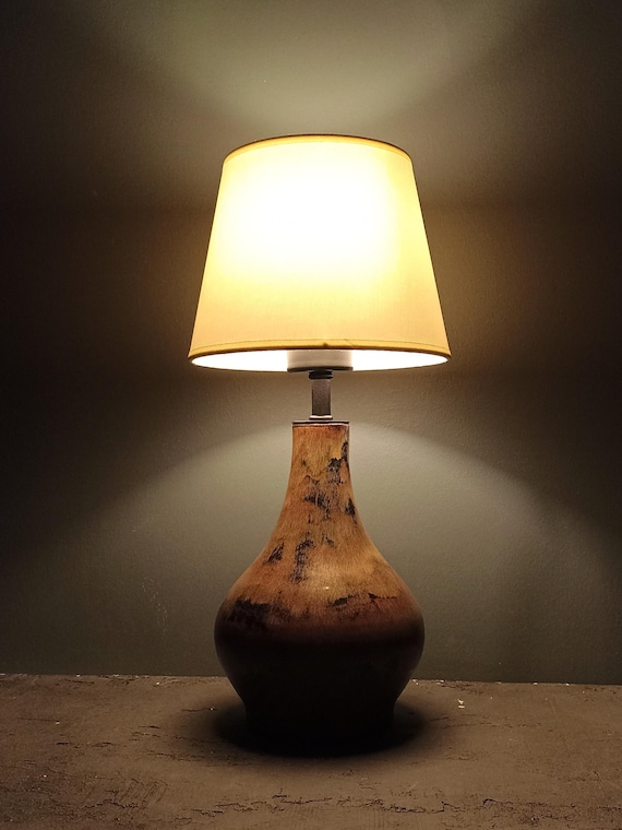 Handgetöpferte Keramik Tischlampe: Braune Keramik Nachttischlampe