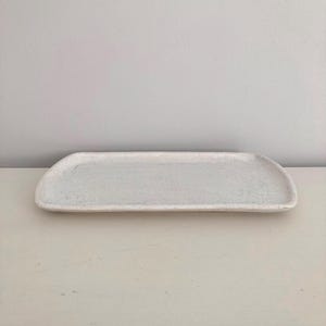 Handgefertigte rechteckige Servierplatte aus Keramik – Minimalistisches weißes Serviertablett – Modernes Geschirr Bild 8