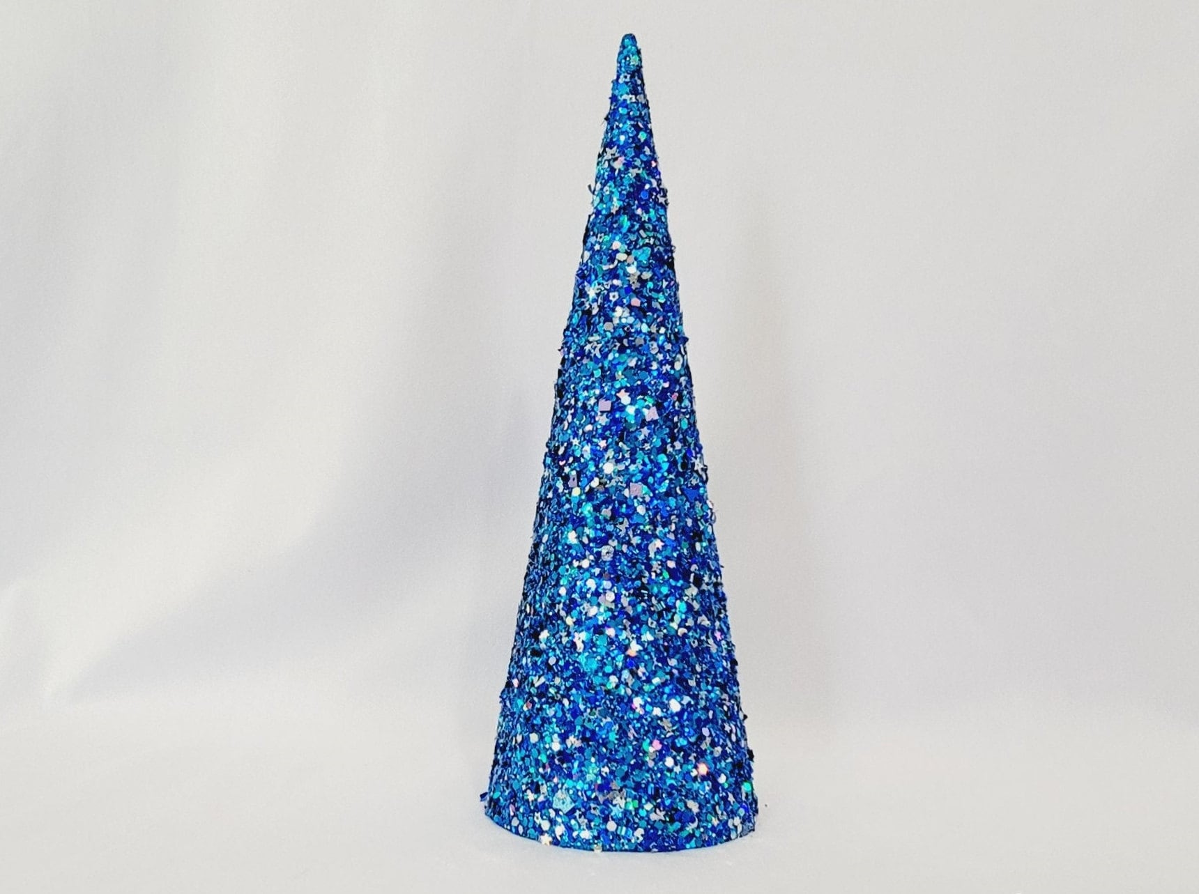 PRETYZOOM Craft Foam 2pcs Foam Cones for Crafts Polystyrene Cone Large  Christmas Tree Cone Foam Shape Statue for DIY Craft Project Christmas Tree  Table Centerpiece Polystyrene Wreath Rings 30cm : : Home