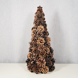 Dennenappel – op de natuur geïnspireerd middelpunt – hutdecor – vormsnoeiboom met winterthema – kies je maat – enkele boom