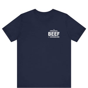 Pode incluir: Uma camiseta azul marinho com o texto "The Original Beef of Chicagoland" impresso em branco na frente.