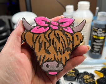 Presse-papier Vache Highland - si mignon, orné d'un noeud rose !