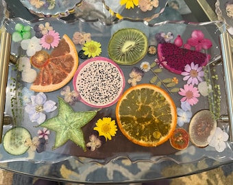 Bandeja y posavasos para charcutería con frutas y flores pequeñas.