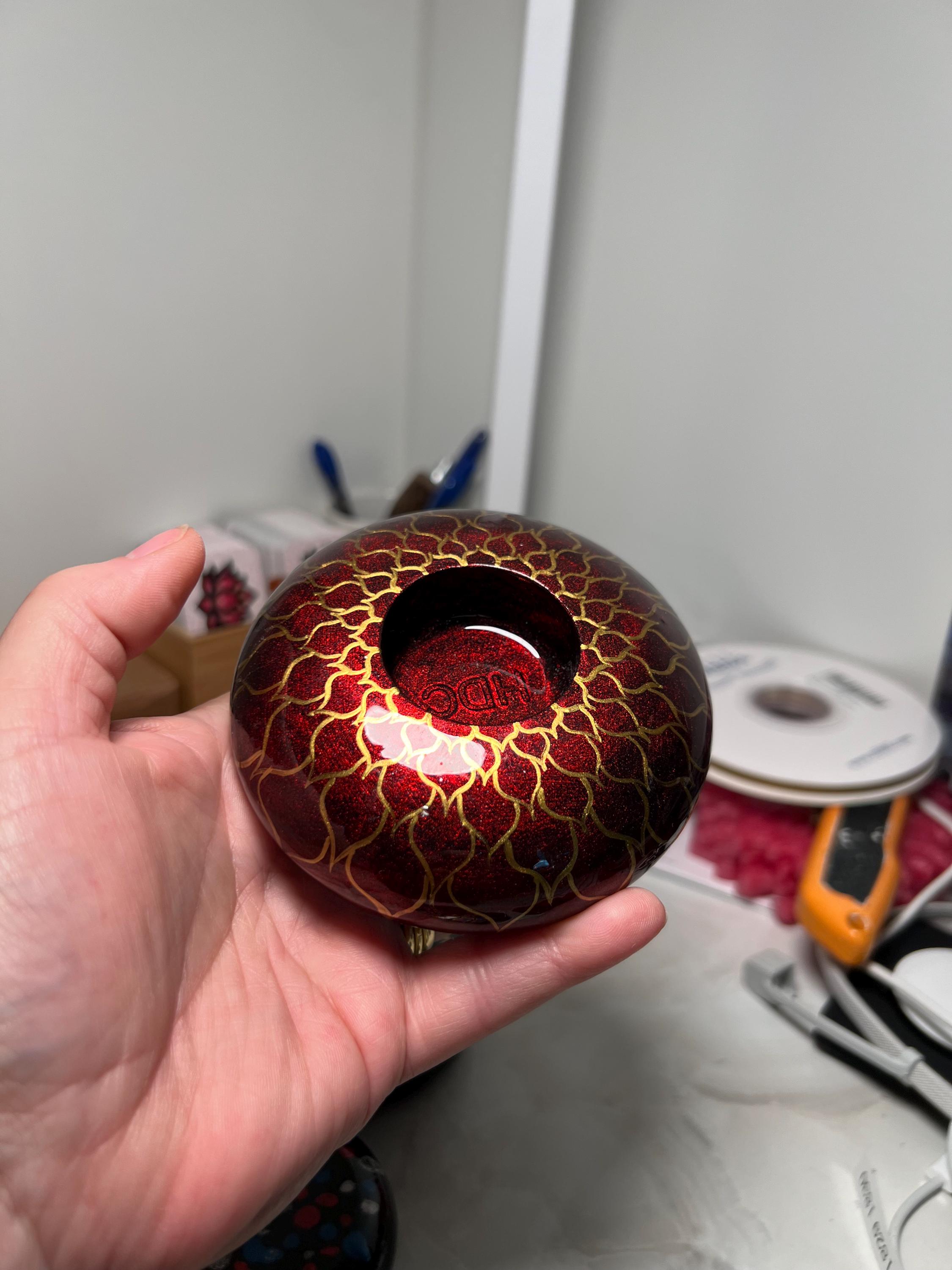 Round tealight holder in gorgeous red and gold hues