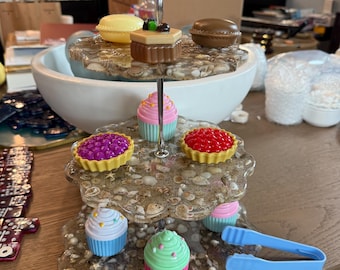 Cupcake 3-tier stand, sea shells, sand, faux pearls and starfishes! Who wants cake?