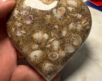 Pisapapeles de arena y concha marina con forma de corazón