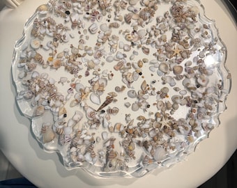 Plato para tartas con conchas marinas, perlas de imitación y estrellas de mar.