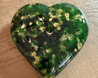 Herzförmiger Briefbeschwerer aus grünem und goldenem Glas