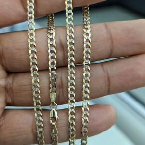 Pode incluir: Tr&ecirc;s correntes de ouro com um design de corte de diamante. As correntes s&atilde;o sobrepostas e s&atilde;o de ouro de 10 quilates.