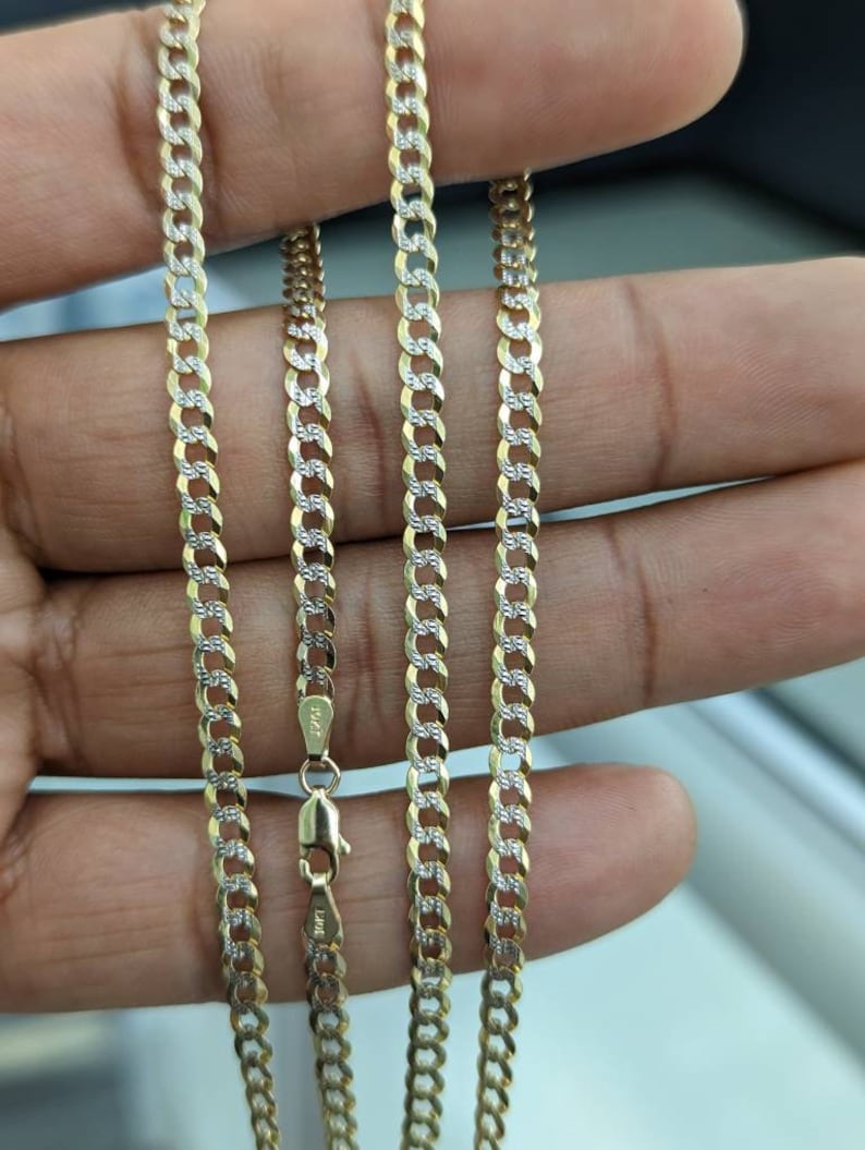 Pode incluir: Tr&ecirc;s correntes de ouro com um design de corte de diamante. As correntes s&atilde;o sobrepostas e s&atilde;o de ouro de 10 quilates.