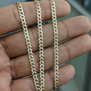 Pode incluir: Um colar de corrente de ouro com um design de corte de diamante. A corrente &eacute; feita de ouro de 10 quilates e tem um acabamento polido.