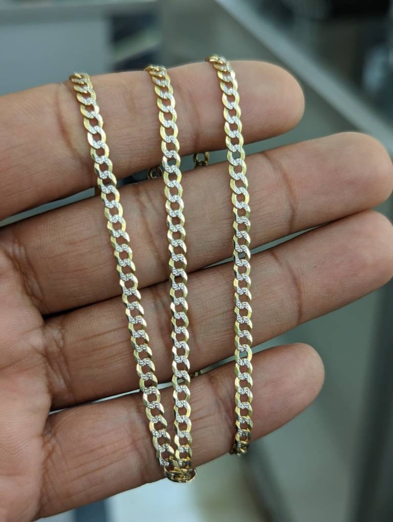 Pode incluir: Um colar de corrente de ouro com um design de corte de diamante. A corrente &eacute; feita de ouro de 10 quilates e tem um acabamento polido.