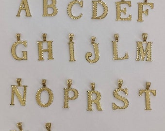 Puede incluir: Un conjunto de colgantes de letras del alfabeto de color dorado. Las letras están dispuestas en orden alfabético de la A a la V.