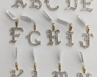 Colgante con inicial de oro amarillo de 10 quilates con diamantes auténticos, estilo baguette, para hombres y mujeres.