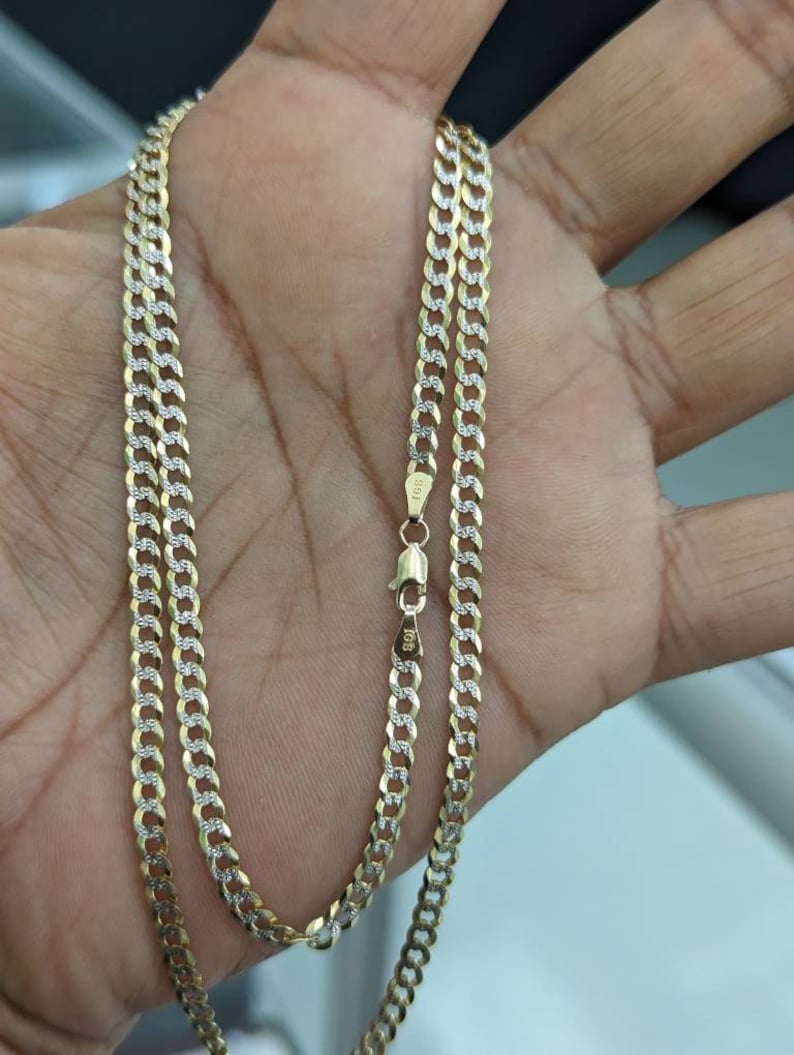 Pode incluir: Um colar de corrente curb de dois tons, ouro e prata. A corrente &eacute; feita de ouro de 10 quilates e tem um acabamento polido.