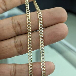 Pode incluir: Um colar de corrente de ouro com um design de dois tons. A corrente &eacute; feita de elos de ouro amarelo e branco alternados.