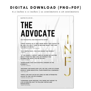 Puede incluir: Una descarga digital imprimible de un p&oacute;ster con las palabras "The Advocate" en letras negras grandes. El p&oacute;ster presenta un fondo blanco con letras doradas y citas sobre ser reflexivo e imaginativo. El p&oacute;ster mide 21,6 cm por 27,9 cm.