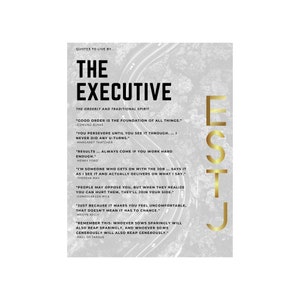 Może przedstawiać: Motywacyjny plakat z złotym tłem i tekstem "THE EXECUTIVE" w kolorze czarnym. Plakat zawiera cytaty o przywództwie, wytrwałości i sukcesie od różnych osób, w tym Edmunda Burke'a, Margaret Thatcher, Henry'ego Forda, Theresy May, Condoleezzy Rice, Mecyn Kelly i Pawła z Tarsu.