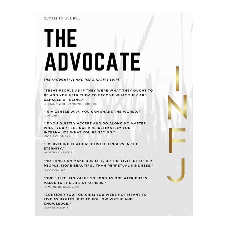Puede incluir: Un gr&aacute;fico blanco y dorado con el texto "The Advocate" y "The Thoughtful and Imaginative Spirit" con citas de personas famosas, incluyendo Gandhi, Noam Chomsky, Agatha Christie, Le&oacute;n Tolstoi, Simone de Beauvoir y Dante Alighieri. El gr&aacute;fico tambi&eacute;n incluye las letras "INFJ" en dorado.