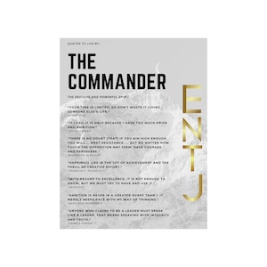 Może przedstawiać: Motywacyjny plakat z złotym tłem i czarnym tekstem. Plakat zawiera słowa "The Commander" i cytaty o przywództwie, ambicji i wytrwałości. Tekst zawiera cytaty Steve'a Jobsa, Juliusza Cezara, Madeleine Albright, Franklina D. Roosevelta, Arystotelesa, Napoleona Bonaparte i Kamali Harris.