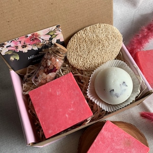 Milla Basic Geschenkbox mit Rosenduft - Handgemachte Rosenseife - Badekugeln -Festes Shampoo