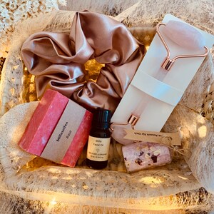 Milla Rosenquarz Geschenkbox - Rosenquarz Face Roller- Handgemachte Rosenseife