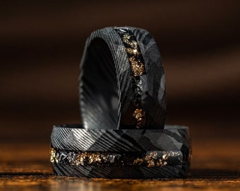 Meteorito de Damasco y hoja de oro triturada hombre boda banda martillada de acero negro, anillo de incrustación de promesa de aniversario del cosmos para él regalo