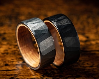 Bague martelée pour homme baril de whisky noir et argent / Alliance en bois pour homme / promesse anniversaire de fiançailles bague en tungstène cadeau unique pour lui