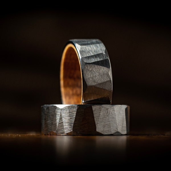 Bague martelée pour homme baril de whisky en argent, alliance en bois pour homme, promesse d'anniversaire de fiançailles bague en tungstène cadeau fête des pères unique pour lui