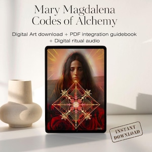 Op de afbeelding: Een tablet met digitale kunst met de titel "Mary Magdalena Codes of Alchemy". De afbeelding toont een vrouw met een geometrisch ontwerp en rode rozen. Inclusief een PDF-gids en digitale audio. Een stempel "INSTANT DOWNLOAD" is zichtbaar.