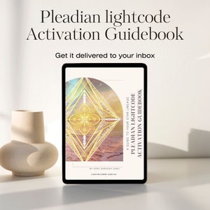 以下が含まれることがあります： 金と青の色合いの幾何学模様が施されたデジタルガイドブックの表紙。タイトルは「プレアデスライトコードアクティベーションガイドブック」、サブタイトルは「A Guide to Your Star Lineage」です。