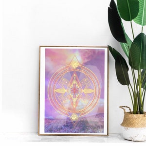 Könnte beinhalten: Ein gerahmter Druck eines geometrischen Designs in einem rosa, violetten und goldenen Farbschema. Das Design ist auf einen Kreis mit einer Diamantform im Inneren zentriert. Der Hintergrund ist ein verschwommenes Bild eines Sonnenuntergangs über einem Feld.