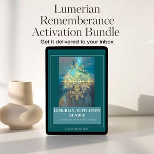 Könnte beinhalten: Ein blaugrünes digitales Tablet zeigt ein digitales Download-Cover für einen Leitfaden zur Lemurischen Aktivierung. Das Cover zeigt ein goldenes geometrisches Design auf einem blauen und violetten Hintergrund. Der Text auf dem Cover lautet "Lemurian Activation Bundle: A Guide to Your Star Lineage by Sara Shradha Sami".