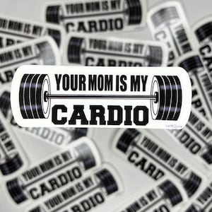 Puede incluir: Pegatina blanca con una barra de pesas negra y el texto "Your Mom Is My Cardio" impreso en ella.