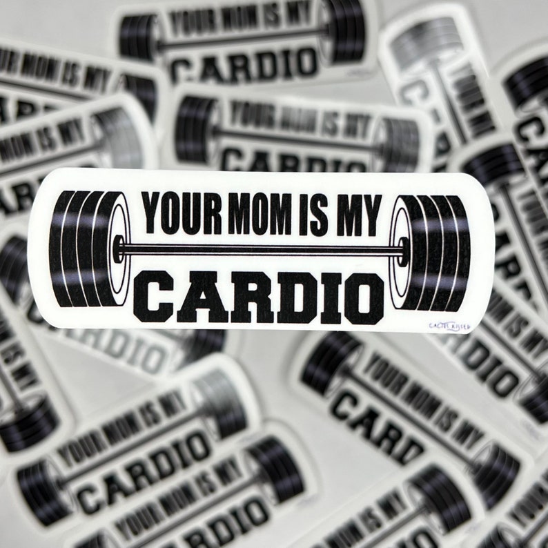 Puede incluir: Pegatina blanca con una barra de pesas negra y el texto "Your Mom Is My Cardio" impreso en ella.
